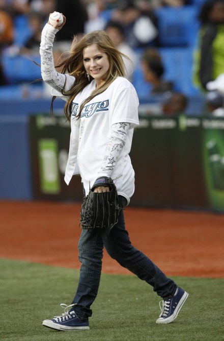 avril-lavigne-abbey-dawn-jeans.jpg